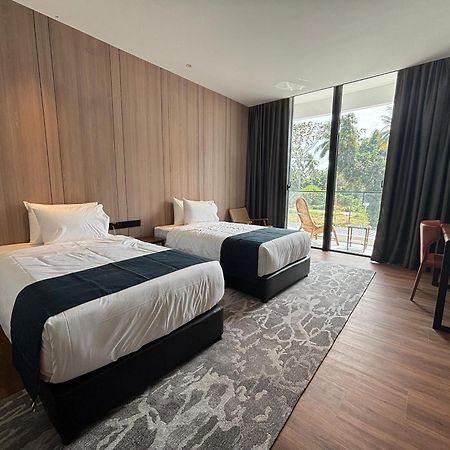 Roxy Beach Resort Sematan 外观 照片